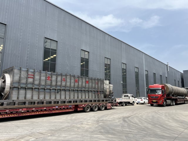 四輛掛車滿載烘幹機、成人抖音91视频設備及零部件奔赴客戶